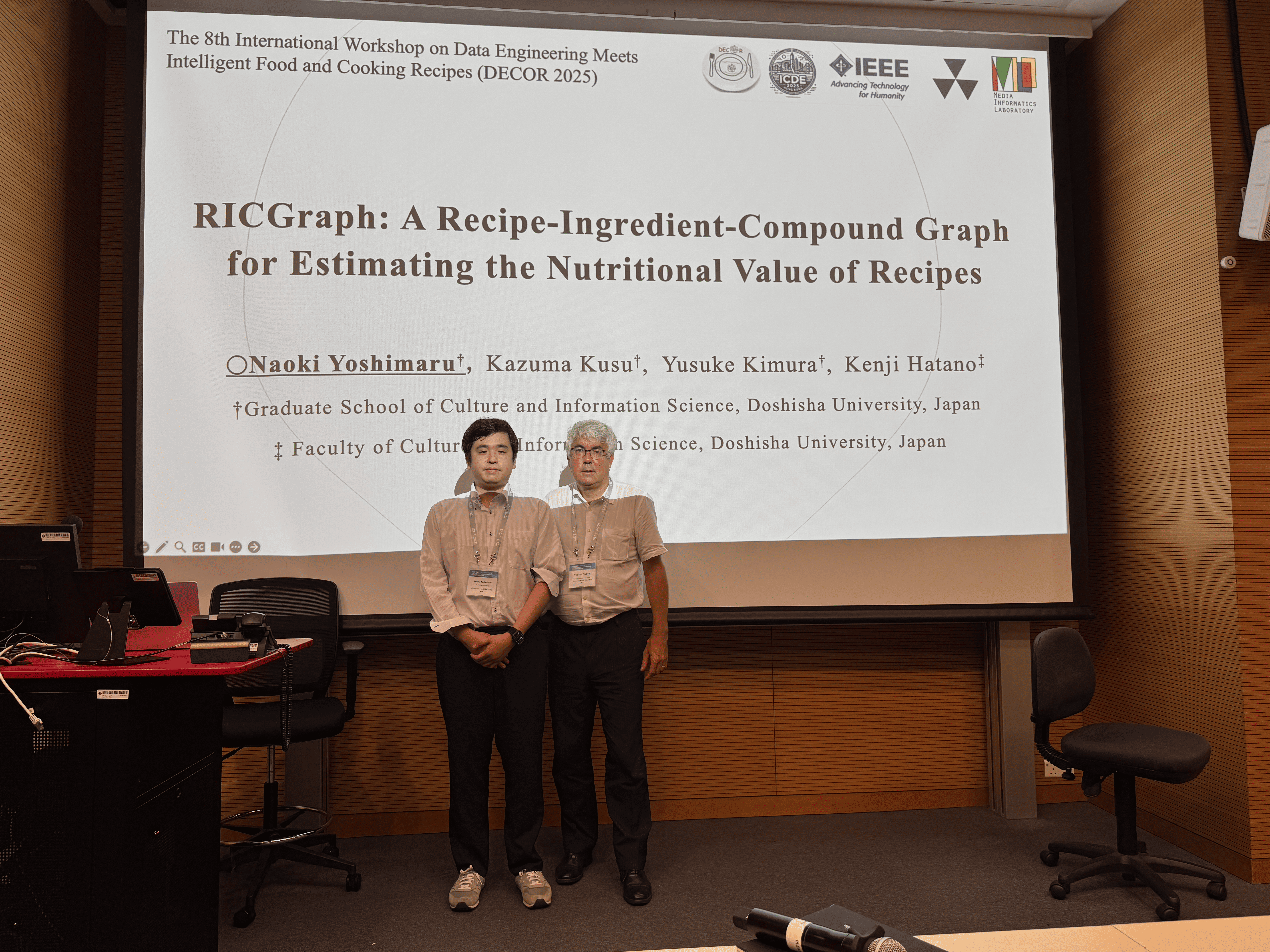 フレデリック先生との発表後の写真.その後,質問してくれた韓国の方と大学内でランチを食べました.